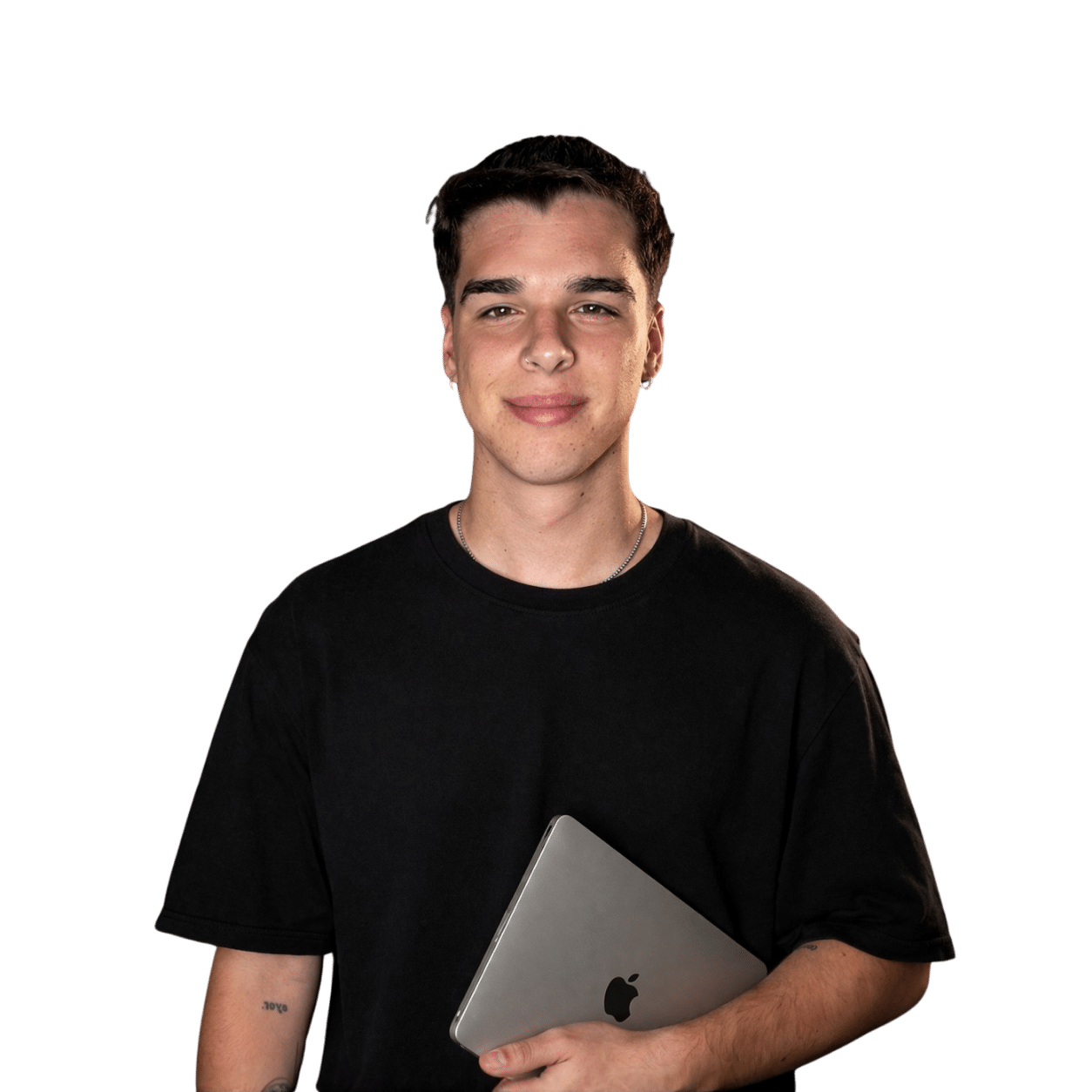 Adrián García, especialista en marketing digital y diseño web, posando con su MacBook en fotografía profesional de marca personal con fondo transparente