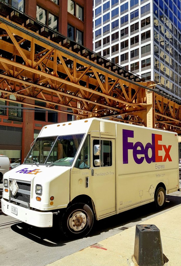 La flecha oculta del logo de FedEx: la lección de diseño que llevas años viendo sin darte cuenta