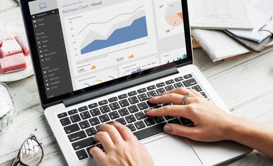 Fotografía de persona trabajando en portátil con dashboard de Business Chart y analytics representando la estrategia SEO de Adrián García